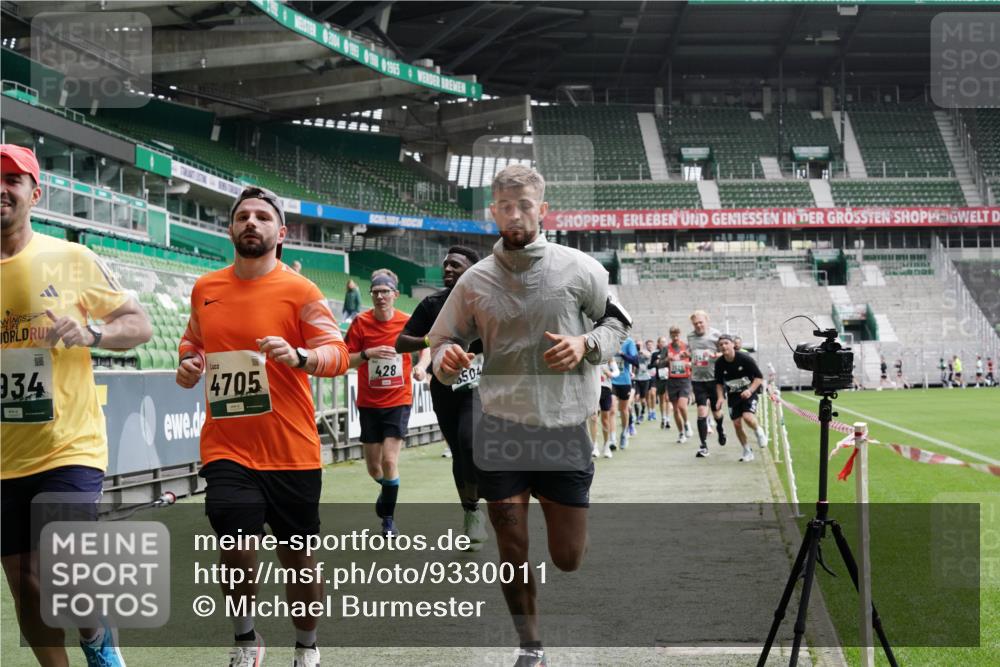 05.10.2025 - 20. swb-Marathon Bremen Michael Burmester http://msf.ph/oto/9330011 05.10.2025 13:01:53 Laufen im Stadion 152, 335, 428, 488, 493, 546, 672, 772, 979, 1030, 1256, 1348, 1361, 1452, 1732, 1744, 1759, 1856, 1893, 1899, 1924, 1933, 1996, 2096, 2102, 2143, 2235, 2245, 2306, 2433, 2555, 2565, 2796, 2910, 2912, 2918, 2991, 2995, 3053, 3206, 3208, 3387, 3525, 3526, 3662, 3663, 3673, 3877, 3926, 3930, 4017, 4018, 4086, 4329, 4364, 4409, 4444, 4564, 4618, 4705, 4882, 4947, 4980, 5150, 5309, 5557, 5570, 5580, 5731, 5893, 5934, 5985, 6082, 6157, 58, 440 meine-sportfotos.de