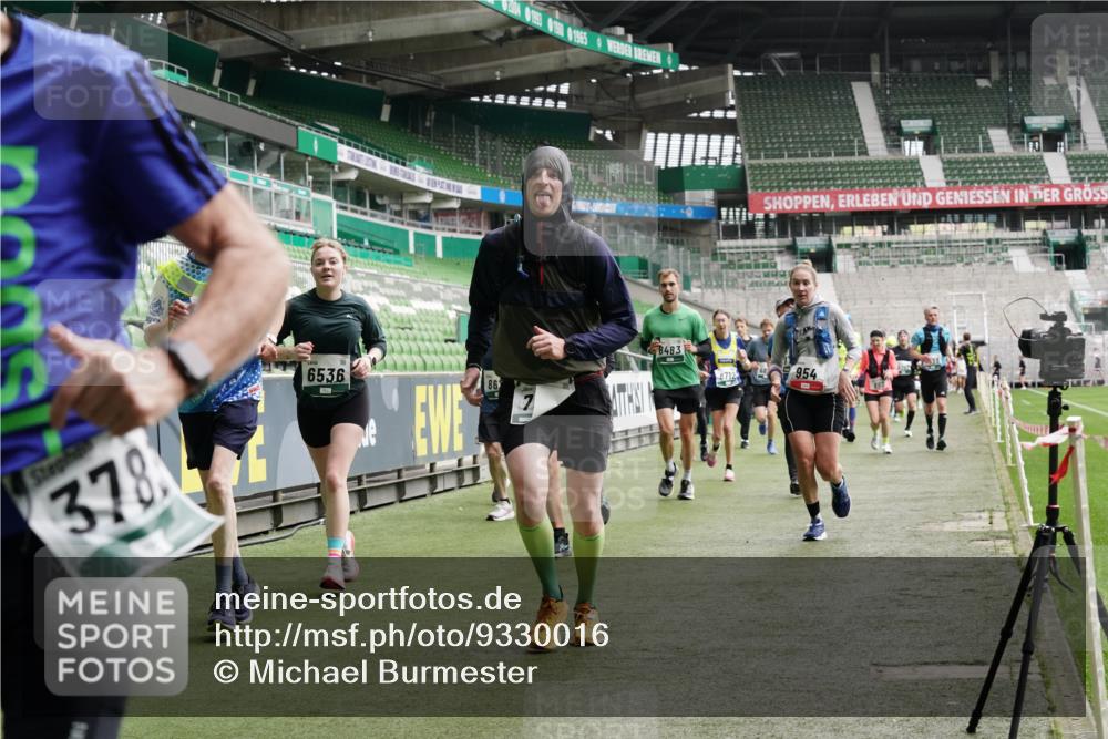 05.10.2025 - 20. swb-Marathon Bremen Michael Burmester http://msf.ph/oto/9330016 05.10.2025 12:59:55 Laufen im Stadion 27, 99, 226, 271, 491, 627, 807, 860, 954, 978, 1043, 1525, 1548, 1598, 1606, 1711, 1806, 2609, 2663, 2782, 2866, 2915, 2945, 3086, 3087, 3104, 3169, 3177, 3230, 3549, 3592, 3747, 3783, 3888, 4046, 4181, 4220, 4380, 4395, 4486, 4536, 4592, 4824, 4879, 5493, 5510, 5627, 6030, 6126, 6208, 6389, 6439, 6536, 6636, 6674, 6762, 6881, 7201, 7295, 7307, 7398, 7421, 7467, 7511, 7537, 7598, 7679, 7906, 7929, 8097, 8258, 8372, 8485, 8699, 8981, 9072, 10526, 219, 667, 1516, 1843 meine-sportfotos.de