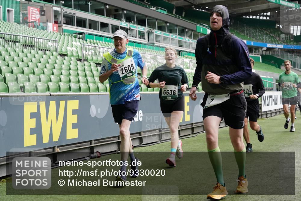 05.10.2025 - 20. swb-Marathon Bremen Michael Burmester http://msf.ph/oto/9330020 05.10.2025 12:59:55 Laufen im Stadion 27, 99, 226, 271, 491, 627, 807, 860, 954, 978, 1043, 1525, 1548, 1598, 1606, 1711, 1806, 2609, 2663, 2782, 2866, 2915, 2945, 3086, 3087, 3104, 3169, 3177, 3230, 3549, 3592, 3747, 3783, 3888, 4046, 4181, 4220, 4380, 4395, 4486, 4536, 4592, 4824, 4879, 5493, 5510, 5627, 6030, 6126, 6208, 6389, 6439, 6536, 6636, 6674, 6762, 6881, 7201, 7295, 7307, 7398, 7421, 7467, 7511, 7537, 7598, 7679, 7906, 7929, 8097, 8258, 8372, 8485, 8699, 8981, 9072, 10526, 219, 667, 1516, 1843 meine-sportfotos.de
