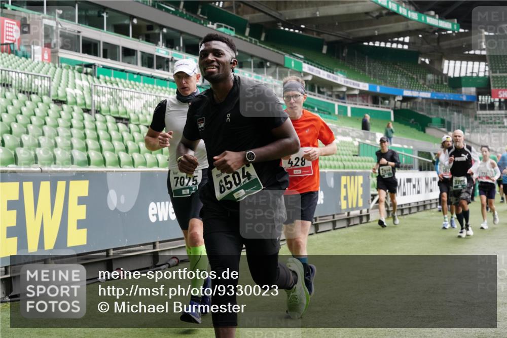 05.10.2025 - 20. swb-Marathon Bremen Michael Burmester http://msf.ph/oto/9330023 05.10.2025 13:01:55 Laufen im Stadion 152, 335, 428, 493, 546, 672, 772, 843, 979, 1030, 1256, 1348, 1361, 1452, 1732, 1744, 1759, 1856, 1893, 1899, 1924, 1933, 1996, 2096, 2102, 2143, 2245, 2272, 2306, 2433, 2555, 2565, 2796, 2910, 2912, 2918, 2991, 2995, 3053, 3206, 3208, 3387, 3525, 3526, 3662, 3663, 3673, 3861, 3877, 3926, 3930, 4017, 4018, 4086, 4329, 4364, 4409, 4444, 4564, 4618, 4705, 4882, 4947, 4980, 5150, 5309, 5557, 5570, 5580, 5731, 5893, 5934, 5985, 6082, 6157, 6328, 58, 440 meine-sportfotos.de