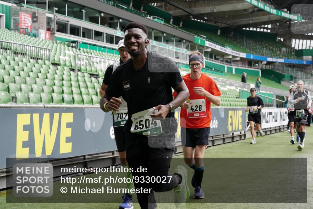 05.10.2025 - 20. swb-Marathon Bremen Michael Burmester http://msf.ph/oto/9330027 05.10.2025 13:01:55 Laufen im Stadion 152, 335, 428, 493, 546, 672, 772, 843, 979, 1030, 1256, 1348, 1361, 1452, 1732, 1744, 1759, 1856, 1893, 1899, 1924, 1933, 1996, 2096, 2102, 2143, 2245, 2272, 2306, 2433, 2555, 2565, 2796, 2910, 2912, 2918, 2991, 2995, 3053, 3206, 3208, 3387, 3525, 3526, 3662, 3663, 3673, 3861, 3877, 3926, 3930, 4017, 4018, 4086, 4329, 4364, 4409, 4444, 4564, 4618, 4705, 4882, 4947, 4980, 5150, 5309, 5557, 5570, 5580, 5731, 5893, 5934, 5985, 6082, 6157, 6328, 58, 440 meine-sportfotos.de
