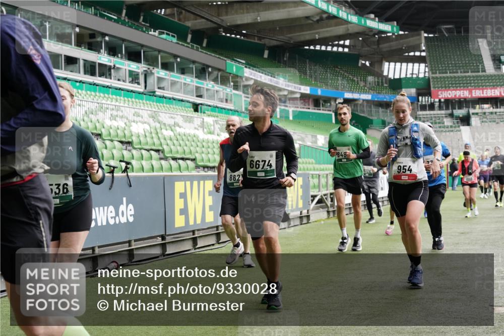 05.10.2025 - 20. swb-Marathon Bremen Michael Burmester http://msf.ph/oto/9330028 05.10.2025 12:59:56 Laufen im Stadion 27, 99, 226, 271, 491, 627, 807, 860, 954, 978, 1043, 1525, 1548, 1598, 1606, 1711, 1806, 2518, 2609, 2663, 2782, 2866, 2915, 2945, 3040, 3086, 3087, 3104, 3169, 3177, 3230, 3549, 3592, 3747, 3783, 3888, 4046, 4181, 4220, 4380, 4395, 4486, 4536, 4592, 4824, 4879, 5493, 5510, 5627, 6126, 6208, 6389, 6439, 6536, 6636, 6674, 6762, 6881, 7201, 7295, 7307, 7398, 7421, 7467, 7511, 7537, 7598, 7679, 7906, 7929, 8097, 8258, 8372, 8485, 8699, 8981, 9072, 10526, 219, 667, 1516, 1843 meine-sportfotos.de