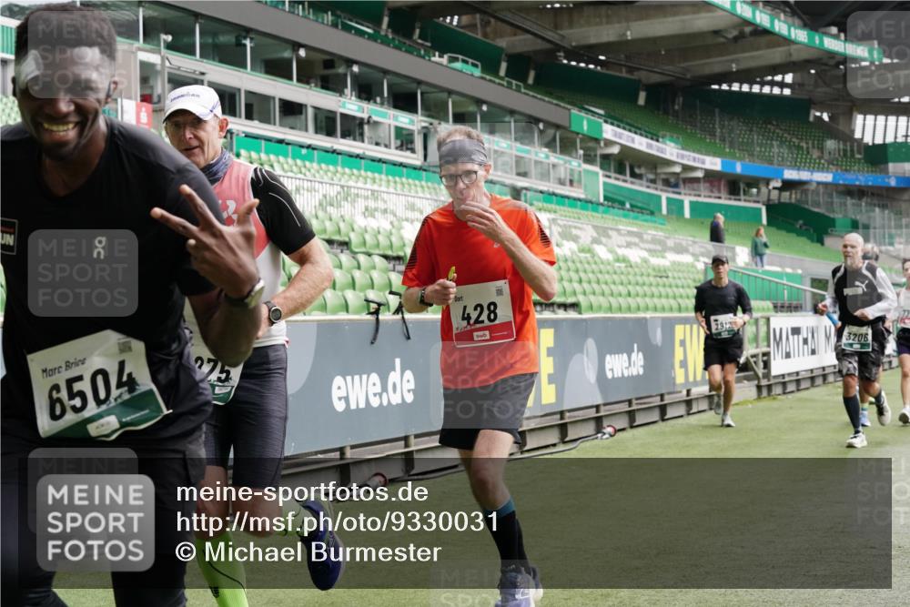 05.10.2025 - 20. swb-Marathon Bremen Michael Burmester http://msf.ph/oto/9330031 05.10.2025 13:01:56 Laufen im Stadion 152, 335, 428, 493, 546, 672, 772, 843, 979, 1030, 1256, 1348, 1361, 1452, 1732, 1744, 1759, 1856, 1893, 1899, 1924, 1933, 1996, 2096, 2102, 2143, 2245, 2272, 2306, 2433, 2555, 2565, 2796, 2910, 2912, 2918, 2991, 3053, 3206, 3208, 3387, 3525, 3526, 3662, 3663, 3673, 3861, 3877, 3926, 3930, 4017, 4018, 4086, 4329, 4364, 4409, 4444, 4477, 4564, 4618, 4705, 4882, 4947, 4980, 5150, 5309, 5557, 5570, 5580, 5731, 5893, 5934, 5985, 6082, 6157, 6328, 6382, 58, 440 meine-sportfotos.de
