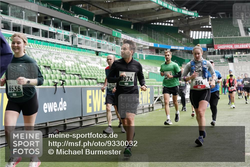 05.10.2025 - 20. swb-Marathon Bremen Michael Burmester http://msf.ph/oto/9330032 05.10.2025 12:59:56 Laufen im Stadion 27, 99, 226, 271, 491, 627, 807, 860, 954, 978, 1043, 1525, 1548, 1598, 1606, 1711, 1806, 2518, 2609, 2663, 2782, 2866, 2915, 2945, 3040, 3086, 3087, 3104, 3169, 3177, 3230, 3549, 3592, 3747, 3783, 3888, 4046, 4181, 4220, 4380, 4395, 4486, 4536, 4592, 4824, 4879, 5493, 5510, 5627, 6126, 6208, 6389, 6439, 6536, 6636, 6674, 6762, 6881, 7201, 7295, 7307, 7398, 7421, 7467, 7511, 7537, 7598, 7679, 7906, 7929, 8097, 8258, 8372, 8485, 8699, 8981, 9072, 10526, 219, 667, 1516, 1843 meine-sportfotos.de