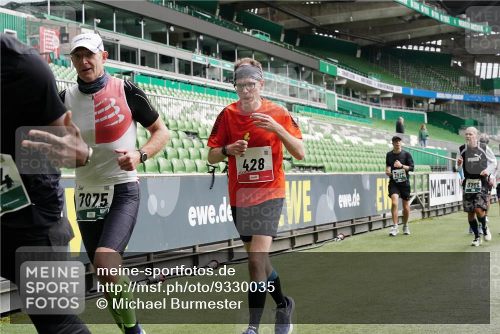 05.10.2025 - 20. swb-Marathon Bremen Michael Burmester http://msf.ph/oto/9330035 05.10.2025 13:01:56 Laufen im Stadion 152, 335, 428, 493, 546, 672, 772, 843, 979, 1030, 1256, 1348, 1361, 1452, 1732, 1744, 1759, 1856, 1893, 1899, 1924, 1933, 1996, 2096, 2102, 2143, 2245, 2272, 2306, 2433, 2555, 2565, 2796, 2910, 2912, 2918, 2991, 3053, 3206, 3208, 3387, 3525, 3526, 3662, 3663, 3673, 3861, 3877, 3926, 3930, 4017, 4018, 4086, 4329, 4364, 4409, 4444, 4477, 4564, 4618, 4705, 4882, 4947, 4980, 5150, 5309, 5557, 5570, 5580, 5731, 5893, 5934, 5985, 6082, 6157, 6328, 6382, 58, 440 meine-sportfotos.de