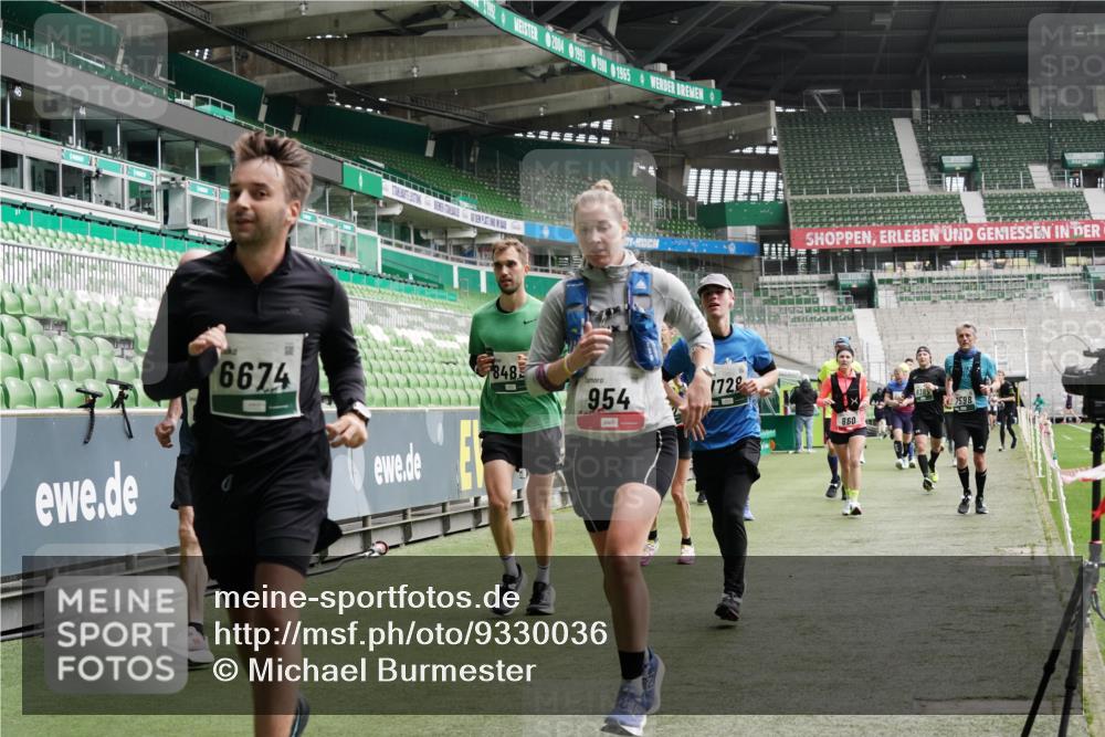 05.10.2025 - 20. swb-Marathon Bremen Michael Burmester http://msf.ph/oto/9330036 05.10.2025 12:59:57 Laufen im Stadion 27, 47, 99, 226, 271, 491, 627, 807, 860, 954, 978, 1043, 1525, 1548, 1598, 1606, 1711, 1806, 2518, 2609, 2782, 2866, 2915, 2945, 3040, 3086, 3087, 3104, 3169, 3177, 3230, 3549, 3592, 3747, 3783, 3888, 4046, 4181, 4220, 4380, 4395, 4536, 4592, 4824, 4879, 5493, 5510, 5627, 6126, 6208, 6389, 6439, 6536, 6636, 6674, 6762, 6881, 7201, 7295, 7307, 7398, 7421, 7467, 7511, 7537, 7598, 7679, 7906, 7929, 8097, 8258, 8372, 8485, 8699, 8981, 9072, 219, 667, 1516, 1843 meine-sportfotos.de