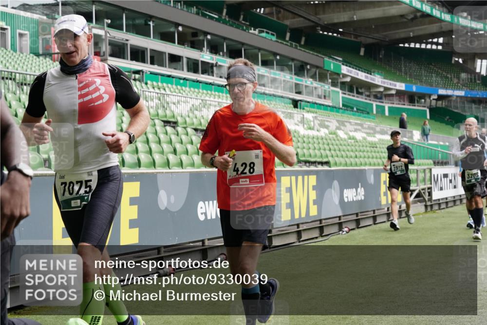 05.10.2025 - 20. swb-Marathon Bremen Michael Burmester http://msf.ph/oto/9330039 05.10.2025 13:01:56 Laufen im Stadion 152, 335, 428, 493, 546, 672, 772, 843, 979, 1030, 1256, 1348, 1361, 1452, 1732, 1744, 1759, 1856, 1893, 1899, 1924, 1933, 1996, 2096, 2102, 2143, 2245, 2272, 2306, 2433, 2555, 2565, 2796, 2910, 2912, 2918, 2991, 3053, 3206, 3208, 3387, 3525, 3526, 3662, 3663, 3673, 3861, 3877, 3926, 3930, 4017, 4018, 4086, 4329, 4364, 4409, 4444, 4477, 4564, 4618, 4705, 4882, 4947, 4980, 5150, 5309, 5557, 5570, 5580, 5731, 5893, 5934, 5985, 6082, 6157, 6328, 6382, 58, 440 meine-sportfotos.de