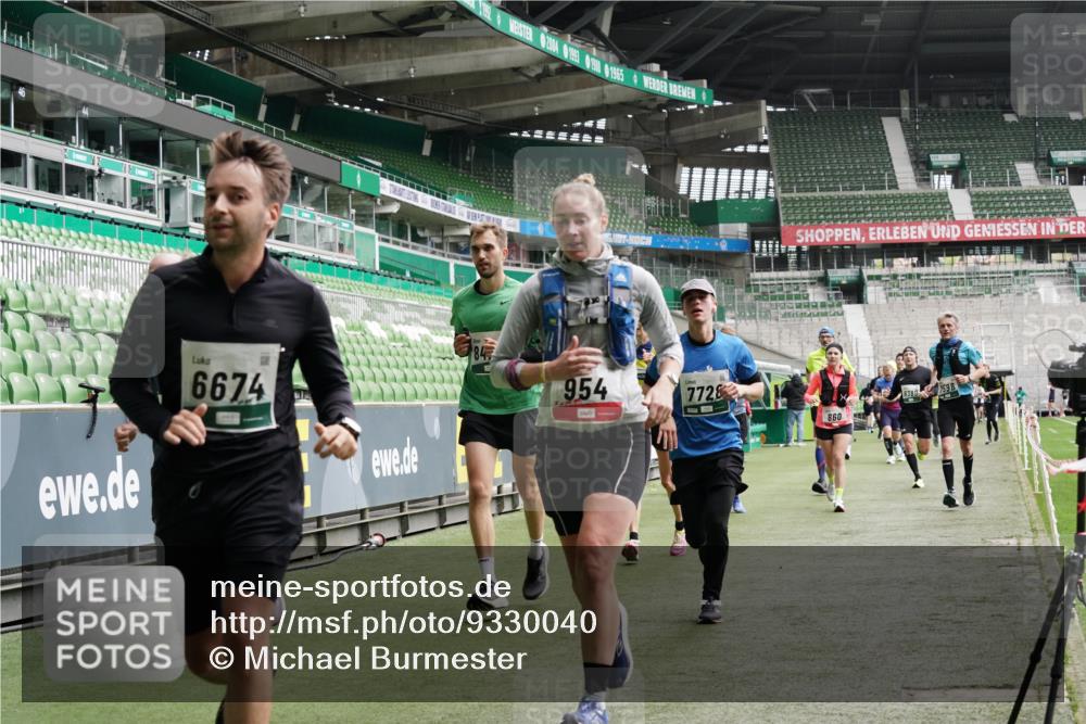 05.10.2025 - 20. swb-Marathon Bremen Michael Burmester http://msf.ph/oto/9330040 05.10.2025 12:59:57 Laufen im Stadion 27, 47, 99, 226, 271, 491, 627, 807, 860, 954, 978, 1043, 1525, 1548, 1598, 1606, 1711, 1806, 2518, 2609, 2782, 2866, 2915, 2945, 3040, 3086, 3087, 3104, 3169, 3177, 3230, 3549, 3592, 3747, 3783, 3888, 4046, 4181, 4220, 4380, 4395, 4536, 4592, 4824, 4879, 5493, 5510, 5627, 6126, 6208, 6389, 6439, 6536, 6636, 6674, 6762, 6881, 7201, 7295, 7307, 7398, 7421, 7467, 7511, 7537, 7598, 7679, 7906, 7929, 8097, 8258, 8372, 8485, 8699, 8981, 9072, 219, 667, 1516, 1843 meine-sportfotos.de