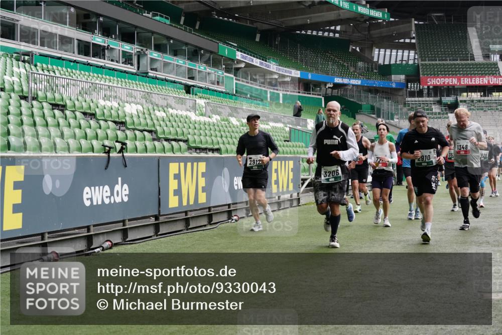05.10.2025 - 20. swb-Marathon Bremen Michael Burmester http://msf.ph/oto/9330043 05.10.2025 13:01:57 Laufen im Stadion 152, 335, 428, 493, 546, 672, 772, 843, 979, 1030, 1256, 1348, 1361, 1452, 1732, 1744, 1759, 1856, 1893, 1899, 1924, 1933, 1996, 2096, 2102, 2143, 2245, 2272, 2306, 2433, 2555, 2565, 2796, 2910, 2912, 2918, 2991, 3053, 3206, 3208, 3217, 3387, 3525, 3526, 3662, 3663, 3673, 3861, 3877, 3926, 3930, 4017, 4018, 4086, 4329, 4364, 4409, 4444, 4477, 4564, 4618, 4705, 4882, 4947, 4980, 5150, 5309, 5557, 5570, 5580, 5731, 5893, 5934, 6157, 6328, 6382, 58, 440 meine-sportfotos.de