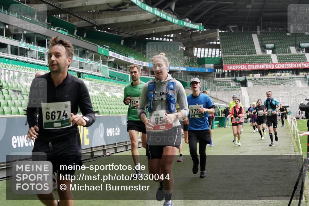 05.10.2025 - 20. swb-Marathon Bremen Michael Burmester http://msf.ph/oto/9330044 05.10.2025 12:59:57 Laufen im Stadion 27, 47, 99, 226, 271, 491, 627, 807, 860, 954, 978, 1043, 1525, 1548, 1598, 1606, 1711, 1806, 2518, 2609, 2782, 2866, 2915, 2945, 3040, 3086, 3087, 3104, 3169, 3177, 3230, 3549, 3592, 3747, 3783, 3888, 4046, 4181, 4220, 4380, 4395, 4536, 4592, 4824, 4879, 5493, 5510, 5627, 6126, 6208, 6389, 6439, 6536, 6636, 6674, 6762, 6881, 7201, 7295, 7307, 7398, 7421, 7467, 7511, 7537, 7598, 7679, 7906, 7929, 8097, 8258, 8372, 8485, 8699, 8981, 9072, 219, 667, 1516, 1843 meine-sportfotos.de