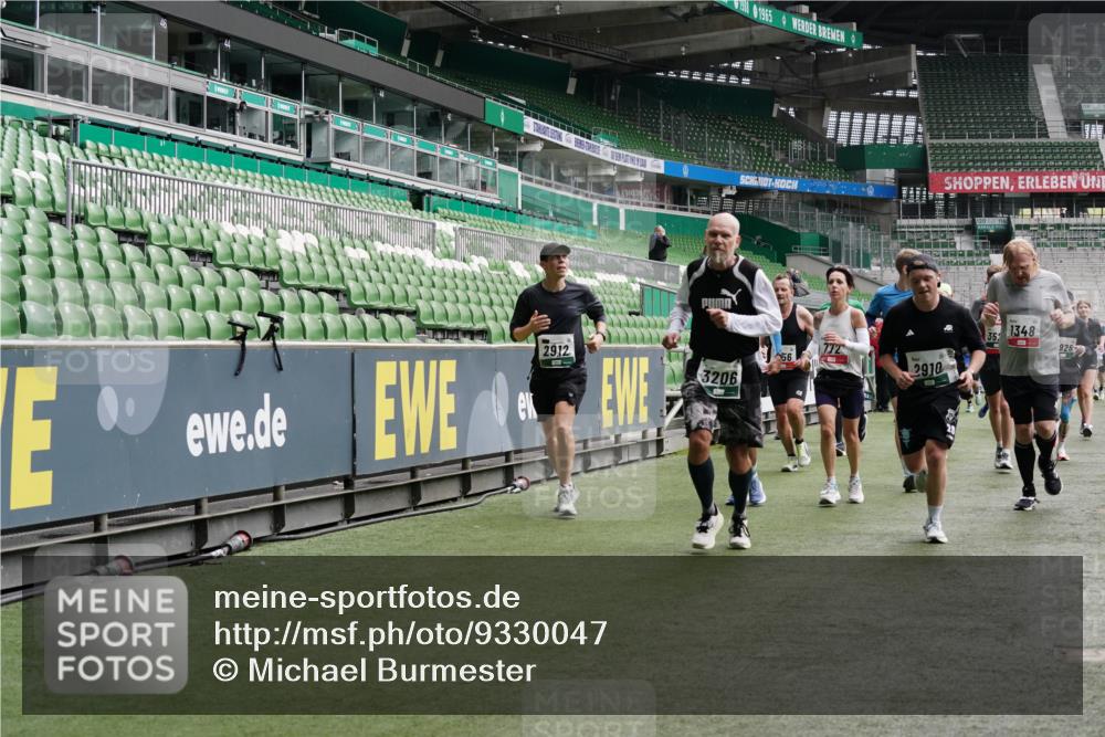 05.10.2025 - 20. swb-Marathon Bremen Michael Burmester http://msf.ph/oto/9330047 05.10.2025 13:01:57 Laufen im Stadion 152, 335, 428, 493, 546, 672, 772, 843, 979, 1030, 1256, 1348, 1361, 1452, 1732, 1744, 1759, 1856, 1893, 1899, 1924, 1933, 1996, 2096, 2102, 2143, 2245, 2272, 2306, 2433, 2555, 2565, 2796, 2910, 2912, 2918, 2991, 3053, 3206, 3208, 3217, 3387, 3525, 3526, 3662, 3663, 3673, 3861, 3877, 3926, 3930, 4017, 4018, 4086, 4329, 4364, 4409, 4444, 4477, 4564, 4618, 4705, 4882, 4947, 4980, 5150, 5309, 5557, 5570, 5580, 5731, 5893, 5934, 6157, 6328, 6382, 58, 440 meine-sportfotos.de
