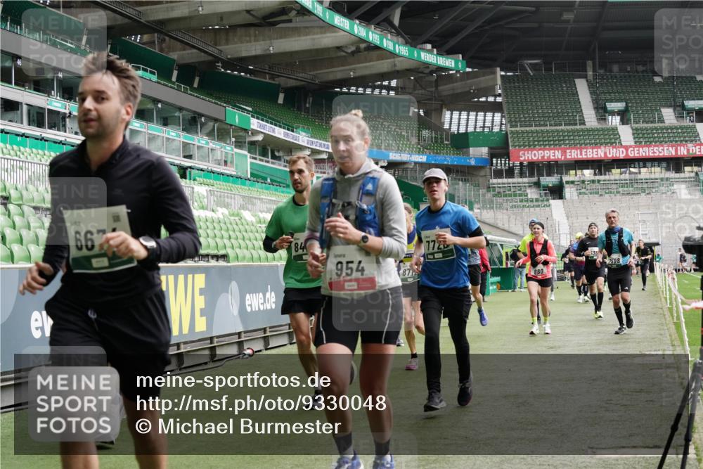 05.10.2025 - 20. swb-Marathon Bremen Michael Burmester http://msf.ph/oto/9330048 05.10.2025 12:59:57 Laufen im Stadion 27, 47, 99, 226, 271, 491, 627, 807, 860, 954, 978, 1043, 1525, 1548, 1598, 1606, 1711, 1806, 2518, 2609, 2782, 2866, 2915, 2945, 3040, 3086, 3087, 3104, 3169, 3177, 3230, 3549, 3592, 3747, 3783, 3888, 4046, 4181, 4220, 4380, 4395, 4536, 4592, 4824, 4879, 5493, 5510, 5627, 6126, 6208, 6389, 6439, 6536, 6636, 6674, 6762, 6881, 7201, 7295, 7307, 7398, 7421, 7467, 7511, 7537, 7598, 7679, 7906, 7929, 8097, 8258, 8372, 8485, 8699, 8981, 9072, 219, 667, 1516, 1843 meine-sportfotos.de