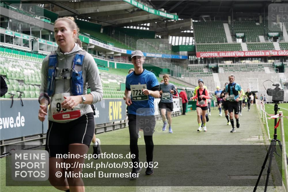 05.10.2025 - 20. swb-Marathon Bremen Michael Burmester http://msf.ph/oto/9330052 05.10.2025 12:59:58 Laufen im Stadion 27, 47, 99, 226, 271, 491, 627, 807, 860, 954, 978, 1043, 1525, 1548, 1598, 1606, 1711, 1806, 2518, 2609, 2782, 2866, 2915, 2945, 3040, 3086, 3087, 3104, 3169, 3177, 3230, 3549, 3592, 3747, 3783, 3888, 4046, 4181, 4220, 4380, 4395, 4536, 4592, 4824, 4879, 5493, 5510, 5627, 6126, 6208, 6389, 6439, 6536, 6636, 6674, 6762, 6881, 7201, 7295, 7307, 7398, 7421, 7467, 7511, 7537, 7598, 7679, 7906, 7929, 8097, 8258, 8372, 8485, 8699, 8981, 9072, 219, 667, 1516, 1598, 1843 meine-sportfotos.de