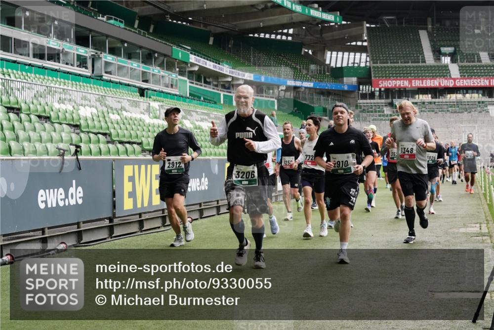 05.10.2025 - 20. swb-Marathon Bremen Michael Burmester http://msf.ph/oto/9330055 05.10.2025 13:01:58 Laufen im Stadion 152, 335, 428, 493, 546, 672, 772, 843, 979, 1030, 1256, 1348, 1361, 1452, 1732, 1744, 1759, 1856, 1893, 1899, 1924, 1933, 1996, 2096, 2102, 2143, 2245, 2272, 2306, 2433, 2555, 2565, 2796, 2910, 2912, 2918, 2991, 3053, 3206, 3208, 3217, 3387, 3525, 3526, 3662, 3663, 3673, 3861, 3877, 3926, 3930, 4017, 4018, 4086, 4364, 4409, 4444, 4477, 4564, 4618, 4688, 4705, 4882, 4947, 4980, 5150, 5309, 5557, 5570, 5580, 5731, 5893, 5934, 6157, 6328, 6382, 58, 440 meine-sportfotos.de