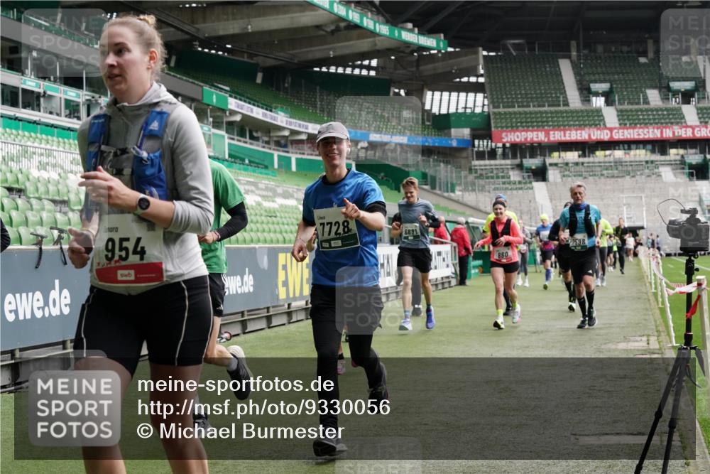 05.10.2025 - 20. swb-Marathon Bremen Michael Burmester http://msf.ph/oto/9330056 05.10.2025 12:59:58 Laufen im Stadion 27, 47, 99, 226, 271, 491, 627, 807, 860, 954, 978, 1043, 1525, 1548, 1598, 1606, 1711, 1806, 2518, 2609, 2782, 2866, 2915, 2945, 3040, 3086, 3087, 3104, 3169, 3177, 3230, 3549, 3592, 3747, 3783, 3888, 4046, 4181, 4220, 4380, 4395, 4536, 4592, 4824, 4879, 5493, 5510, 5627, 6126, 6208, 6389, 6439, 6536, 6636, 6674, 6762, 6881, 7201, 7295, 7307, 7398, 7421, 7467, 7511, 7537, 7598, 7679, 7906, 7929, 8097, 8258, 8372, 8485, 8699, 8981, 9072, 219, 667, 1516, 1598, 1843 meine-sportfotos.de
