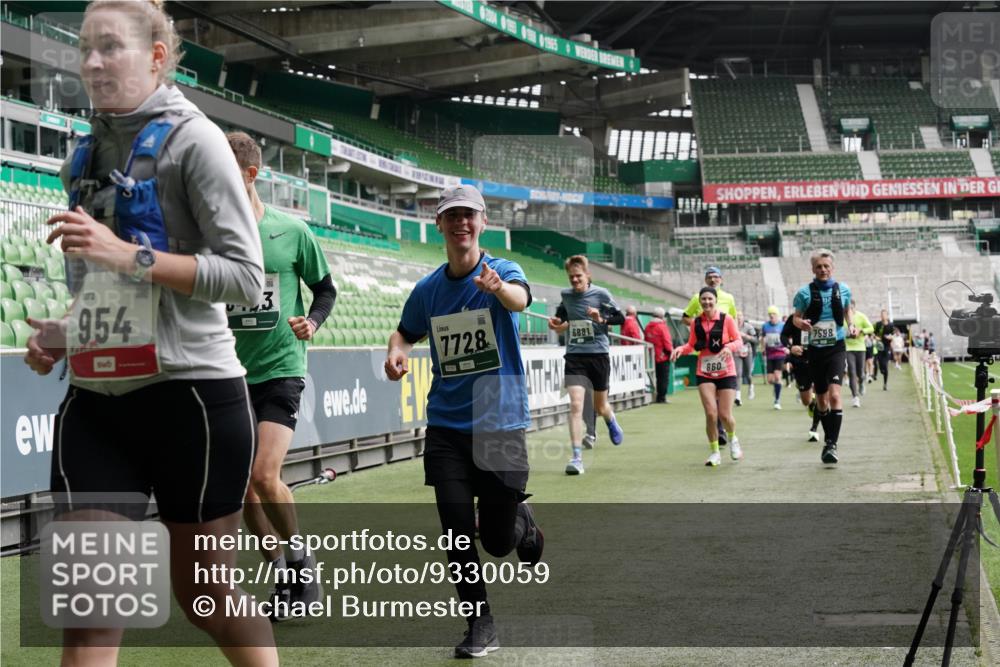 05.10.2025 - 20. swb-Marathon Bremen Michael Burmester http://msf.ph/oto/9330059 05.10.2025 12:59:58 Laufen im Stadion 27, 47, 99, 226, 271, 491, 627, 807, 860, 954, 978, 1043, 1525, 1548, 1598, 1606, 1711, 1806, 2518, 2609, 2782, 2866, 2915, 2945, 3040, 3086, 3087, 3104, 3169, 3177, 3230, 3549, 3592, 3747, 3783, 3888, 4046, 4181, 4220, 4380, 4395, 4536, 4592, 4824, 4879, 5493, 5510, 5627, 6126, 6208, 6389, 6439, 6536, 6636, 6674, 6762, 6881, 7201, 7295, 7307, 7398, 7421, 7467, 7511, 7537, 7598, 7679, 7906, 7929, 8097, 8258, 8372, 8485, 8699, 8981, 9072, 219, 667, 1516, 1598, 1843 meine-sportfotos.de