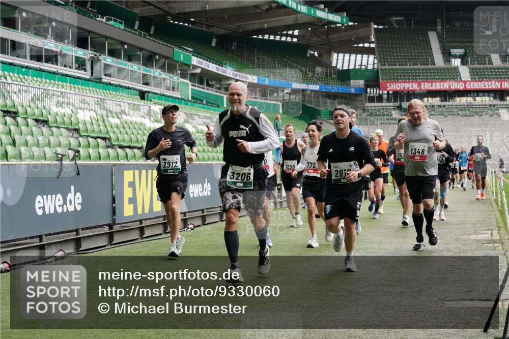 05.10.2025 - 20. swb-Marathon Bremen Michael Burmester http://msf.ph/oto/9330060 05.10.2025 13:01:58 Laufen im Stadion 152, 335, 428, 493, 546, 672, 772, 843, 979, 1030, 1256, 1348, 1361, 1452, 1732, 1744, 1759, 1856, 1893, 1899, 1924, 1933, 1996, 2096, 2102, 2143, 2245, 2272, 2306, 2433, 2555, 2565, 2796, 2910, 2912, 2918, 2991, 3053, 3206, 3208, 3217, 3387, 3525, 3526, 3662, 3663, 3673, 3861, 3877, 3926, 3930, 4017, 4018, 4086, 4364, 4409, 4444, 4477, 4564, 4618, 4688, 4705, 4882, 4947, 4980, 5150, 5309, 5557, 5570, 5580, 5731, 5893, 5934, 6157, 6328, 6382, 58, 440 meine-sportfotos.de
