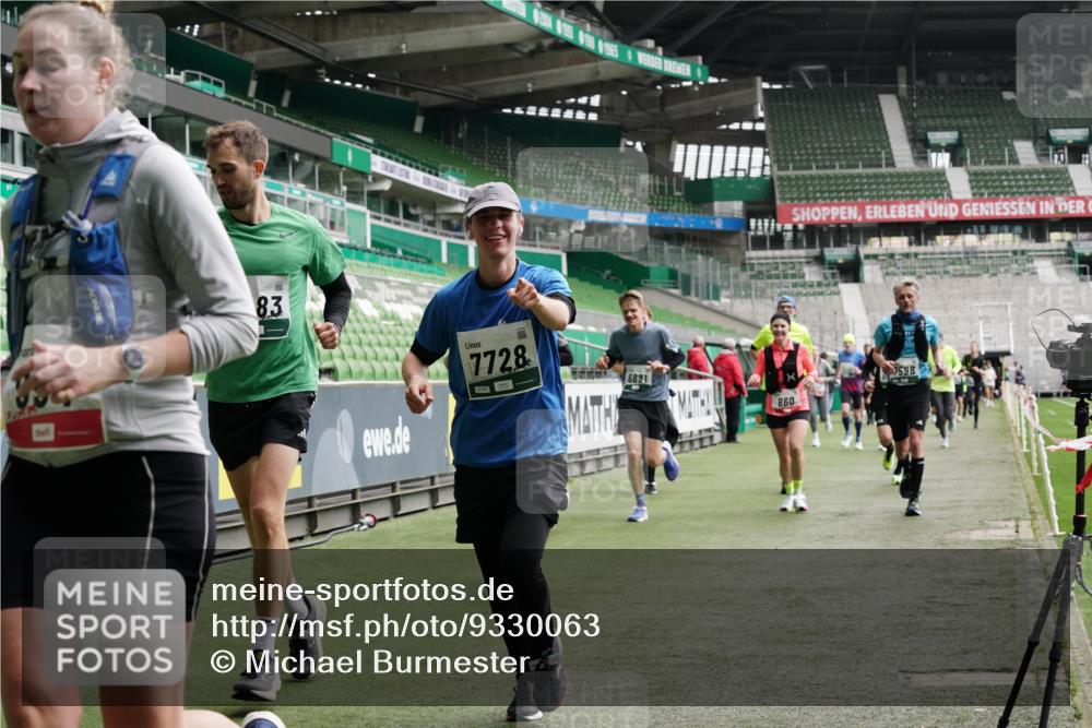 05.10.2025 - 20. swb-Marathon Bremen Michael Burmester http://msf.ph/oto/9330063 05.10.2025 12:59:58 Laufen im Stadion 27, 47, 99, 226, 271, 491, 627, 807, 860, 954, 978, 1043, 1525, 1548, 1598, 1606, 1711, 1806, 2518, 2609, 2782, 2866, 2915, 2945, 3040, 3086, 3087, 3104, 3169, 3177, 3230, 3549, 3592, 3747, 3783, 3888, 4046, 4181, 4220, 4380, 4395, 4536, 4592, 4824, 4879, 5493, 5510, 5627, 6126, 6208, 6389, 6439, 6536, 6636, 6674, 6762, 6881, 7201, 7295, 7307, 7398, 7421, 7467, 7511, 7537, 7598, 7679, 7906, 7929, 8097, 8258, 8372, 8485, 8699, 8981, 9072, 219, 667, 1516, 1598, 1843 meine-sportfotos.de