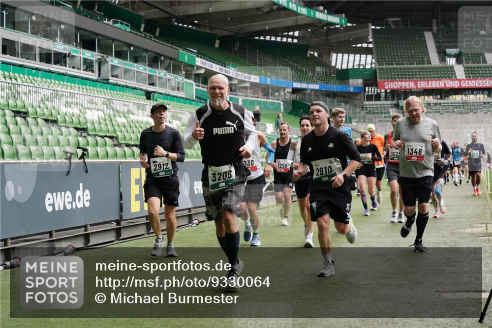 05.10.2025 - 20. swb-Marathon Bremen Michael Burmester http://msf.ph/oto/9330064 05.10.2025 13:01:58 Laufen im Stadion 152, 335, 428, 493, 546, 672, 772, 843, 979, 1030, 1256, 1348, 1361, 1452, 1732, 1744, 1759, 1856, 1893, 1899, 1924, 1933, 1996, 2096, 2102, 2143, 2245, 2272, 2306, 2433, 2555, 2565, 2796, 2910, 2912, 2918, 2991, 3053, 3206, 3208, 3217, 3387, 3525, 3526, 3662, 3663, 3673, 3861, 3877, 3926, 3930, 4017, 4018, 4086, 4364, 4409, 4444, 4477, 4564, 4618, 4688, 4705, 4882, 4947, 4980, 5150, 5309, 5557, 5570, 5580, 5731, 5893, 5934, 6157, 6328, 6382, 58, 440 meine-sportfotos.de