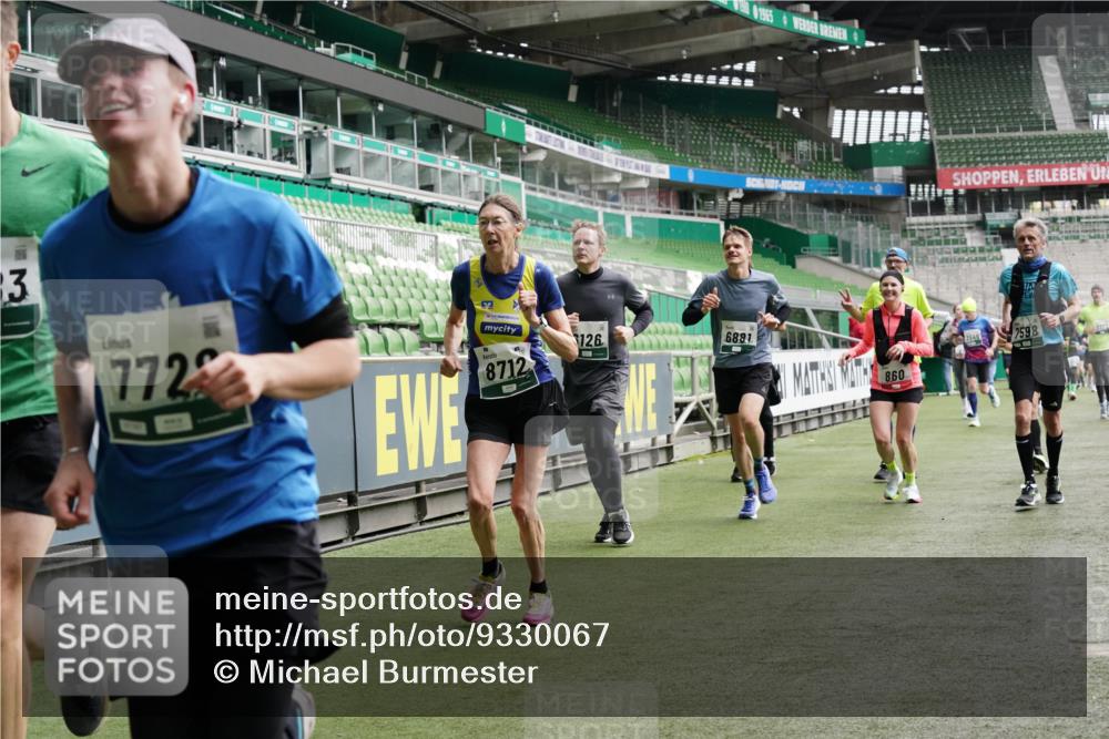 05.10.2025 - 20. swb-Marathon Bremen Michael Burmester http://msf.ph/oto/9330067 05.10.2025 12:59:59 Laufen im Stadion 27, 47, 99, 226, 271, 283, 491, 627, 807, 860, 954, 978, 1043, 1525, 1548, 1606, 1711, 1806, 2518, 2609, 2782, 2866, 2915, 2945, 3040, 3086, 3087, 3104, 3169, 3177, 3230, 3549, 3592, 3747, 3783, 3888, 4046, 4181, 4220, 4380, 4395, 4536, 4592, 4824, 4879, 5493, 5510, 5627, 6126, 6208, 6389, 6439, 6536, 6636, 6674, 6762, 6881, 7201, 7295, 7307, 7398, 7421, 7467, 7511, 7537, 7598, 7679, 7906, 7929, 8097, 8258, 8372, 8485, 8699, 8981, 9072, 219, 667, 1516, 1598, 1843 meine-sportfotos.de
