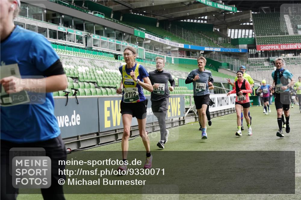 05.10.2025 - 20. swb-Marathon Bremen Michael Burmester http://msf.ph/oto/9330071 05.10.2025 12:59:59 Laufen im Stadion 27, 47, 99, 226, 271, 283, 491, 627, 807, 860, 954, 978, 1043, 1525, 1548, 1606, 1711, 1806, 2518, 2609, 2782, 2866, 2915, 2945, 3040, 3086, 3087, 3104, 3169, 3177, 3230, 3549, 3592, 3747, 3783, 3888, 4046, 4181, 4220, 4380, 4395, 4536, 4592, 4824, 4879, 5493, 5510, 5627, 6126, 6208, 6389, 6439, 6536, 6636, 6674, 6762, 6881, 7201, 7295, 7307, 7398, 7421, 7467, 7511, 7537, 7598, 7679, 7906, 7929, 8097, 8258, 8372, 8485, 8699, 8981, 9072, 219, 667, 1516, 1598, 1843 meine-sportfotos.de