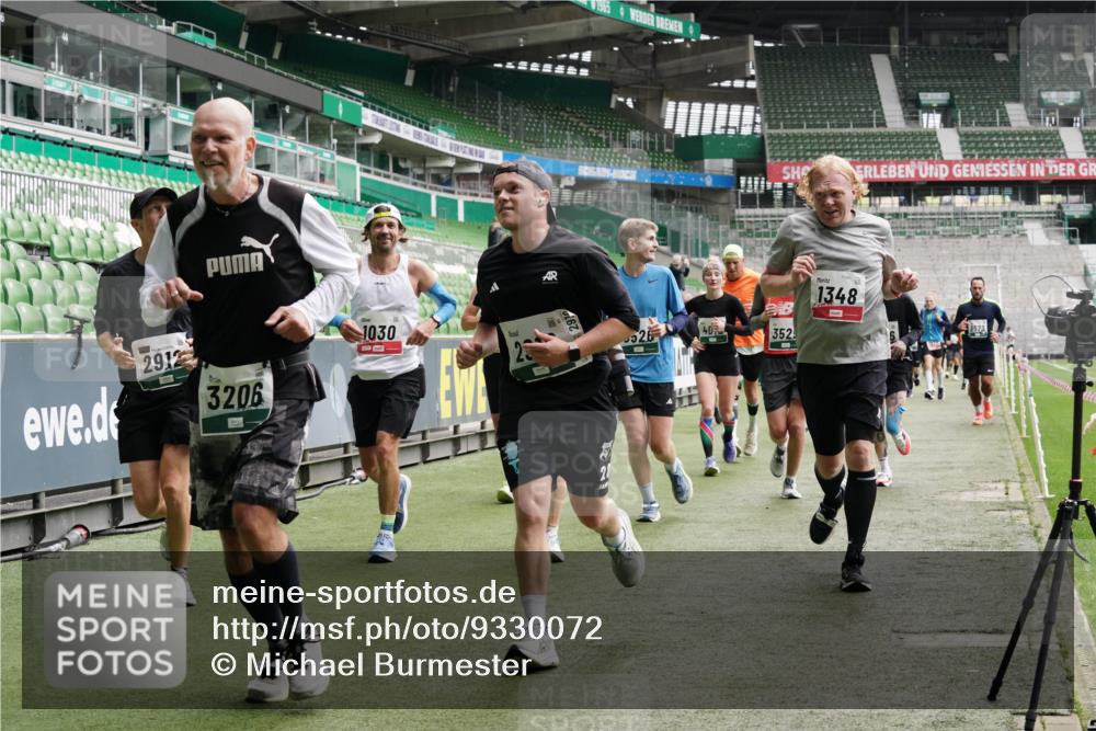 05.10.2025 - 20. swb-Marathon Bremen Michael Burmester http://msf.ph/oto/9330072 05.10.2025 13:01:59 Laufen im Stadion 152, 335, 428, 493, 546, 672, 772, 843, 979, 1030, 1256, 1348, 1361, 1452, 1732, 1744, 1759, 1856, 1893, 1899, 1924, 1933, 1996, 2096, 2102, 2143, 2245, 2272, 2306, 2433, 2555, 2565, 2796, 2910, 2912, 2918, 2991, 3053, 3206, 3208, 3217, 3387, 3525, 3526, 3662, 3663, 3673, 3861, 3877, 3926, 3930, 4017, 4018, 4086, 4364, 4409, 4444, 4477, 4564, 4618, 4688, 4705, 4847, 4882, 4947, 4980, 5150, 5309, 5557, 5570, 5580, 5731, 5893, 5934, 6157, 6328, 6382, 58, 440 meine-sportfotos.de