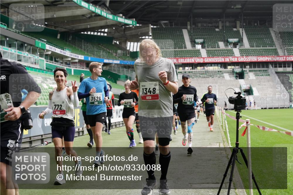 05.10.2025 - 20. swb-Marathon Bremen Michael Burmester http://msf.ph/oto/9330088 05.10.2025 13:02:00 Laufen im Stadion 152, 335, 428, 493, 546, 672, 772, 843, 979, 1030, 1256, 1348, 1361, 1452, 1732, 1744, 1759, 1856, 1893, 1899, 1924, 1933, 1996, 2096, 2102, 2143, 2245, 2272, 2306, 2433, 2555, 2565, 2796, 2910, 2912, 2918, 2991, 3053, 3206, 3208, 3217, 3387, 3525, 3526, 3662, 3663, 3673, 3861, 3877, 3926, 3930, 4017, 4018, 4086, 4364, 4409, 4444, 4477, 4564, 4618, 4688, 4705, 4847, 4882, 4947, 4980, 4985, 5150, 5309, 5557, 5570, 5580, 5731, 5893, 5934, 6157, 6328, 6382, 58, 440 meine-sportfotos.de