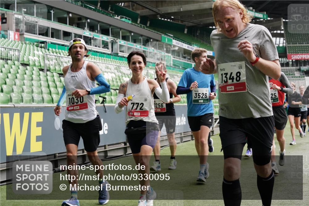 05.10.2025 - 20. swb-Marathon Bremen Michael Burmester http://msf.ph/oto/9330095 05.10.2025 13:02:00 Laufen im Stadion 152, 335, 428, 493, 546, 672, 772, 843, 979, 1030, 1256, 1348, 1361, 1452, 1732, 1744, 1759, 1856, 1893, 1899, 1924, 1933, 1996, 2096, 2102, 2143, 2245, 2272, 2306, 2433, 2555, 2565, 2796, 2910, 2912, 2918, 2991, 3053, 3206, 3208, 3217, 3387, 3525, 3526, 3662, 3663, 3673, 3861, 3877, 3926, 3930, 4017, 4018, 4086, 4364, 4409, 4444, 4477, 4564, 4618, 4688, 4705, 4847, 4882, 4947, 4980, 4985, 5150, 5309, 5557, 5570, 5580, 5731, 5893, 5934, 6157, 6328, 6382, 58, 440 meine-sportfotos.de