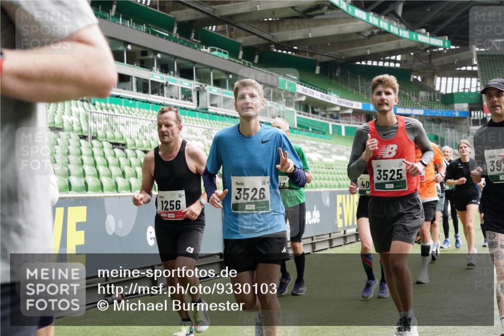 05.10.2025 - 20. swb-Marathon Bremen Michael Burmester http://msf.ph/oto/9330103 05.10.2025 13:02:01 Laufen im Stadion 152, 428, 493, 546, 672, 772, 843, 979, 1030, 1256, 1348, 1361, 1452, 1732, 1744, 1759, 1856, 1893, 1899, 1924, 1933, 1996, 2096, 2102, 2143, 2245, 2272, 2306, 2433, 2555, 2565, 2796, 2910, 2912, 2918, 2991, 3053, 3206, 3208, 3217, 3387, 3525, 3526, 3662, 3663, 3673, 3861, 3877, 3926, 3930, 4017, 4018, 4086, 4364, 4409, 4444, 4477, 4564, 4618, 4688, 4705, 4847, 4882, 4947, 4980, 4985, 5150, 5309, 5557, 5570, 5580, 5652, 5731, 5893, 5934, 6157, 6328, 6382, 58, 440 meine-sportfotos.de