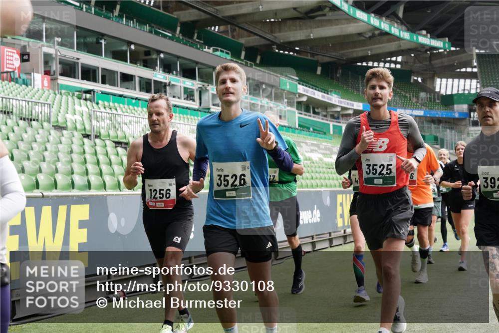 05.10.2025 - 20. swb-Marathon Bremen Michael Burmester http://msf.ph/oto/9330108 05.10.2025 13:02:01 Laufen im Stadion 152, 428, 493, 546, 672, 772, 843, 979, 1030, 1256, 1348, 1361, 1452, 1732, 1744, 1759, 1856, 1893, 1899, 1924, 1933, 1996, 2096, 2102, 2143, 2245, 2272, 2306, 2433, 2555, 2565, 2796, 2910, 2912, 2918, 2991, 3053, 3206, 3208, 3217, 3387, 3525, 3526, 3662, 3663, 3673, 3861, 3877, 3926, 3930, 4017, 4018, 4086, 4364, 4409, 4444, 4477, 4564, 4618, 4688, 4705, 4847, 4882, 4947, 4980, 4985, 5150, 5309, 5557, 5570, 5580, 5652, 5731, 5893, 5934, 6157, 6328, 6382, 58, 440 meine-sportfotos.de