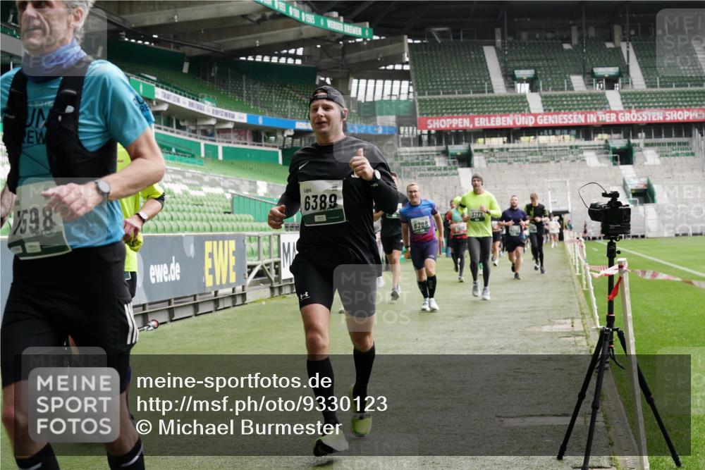 05.10.2025 - 20. swb-Marathon Bremen Michael Burmester http://msf.ph/oto/9330123 05.10.2025 13:00:03 Laufen im Stadion 47, 99, 226, 271, 283, 491, 627, 694, 860, 954, 978, 1525, 1548, 1606, 1806, 2518, 2609, 2745, 2782, 2866, 2915, 2945, 3040, 3086, 3087, 3104, 3169, 3177, 3230, 3237, 3549, 3592, 3783, 3888, 4046, 4181, 4202, 4220, 4380, 4395, 4536, 4592, 4661, 4824, 4879, 5493, 5510, 5627, 6126, 6208, 6389, 6439, 6536, 6636, 6674, 6762, 6881, 7295, 7307, 7398, 7421, 7467, 7537, 7598, 7679, 7906, 7929, 8258, 8372, 8699, 8981, 9072, 27, 667, 807, 1043, 1516, 1598, 1843 meine-sportfotos.de