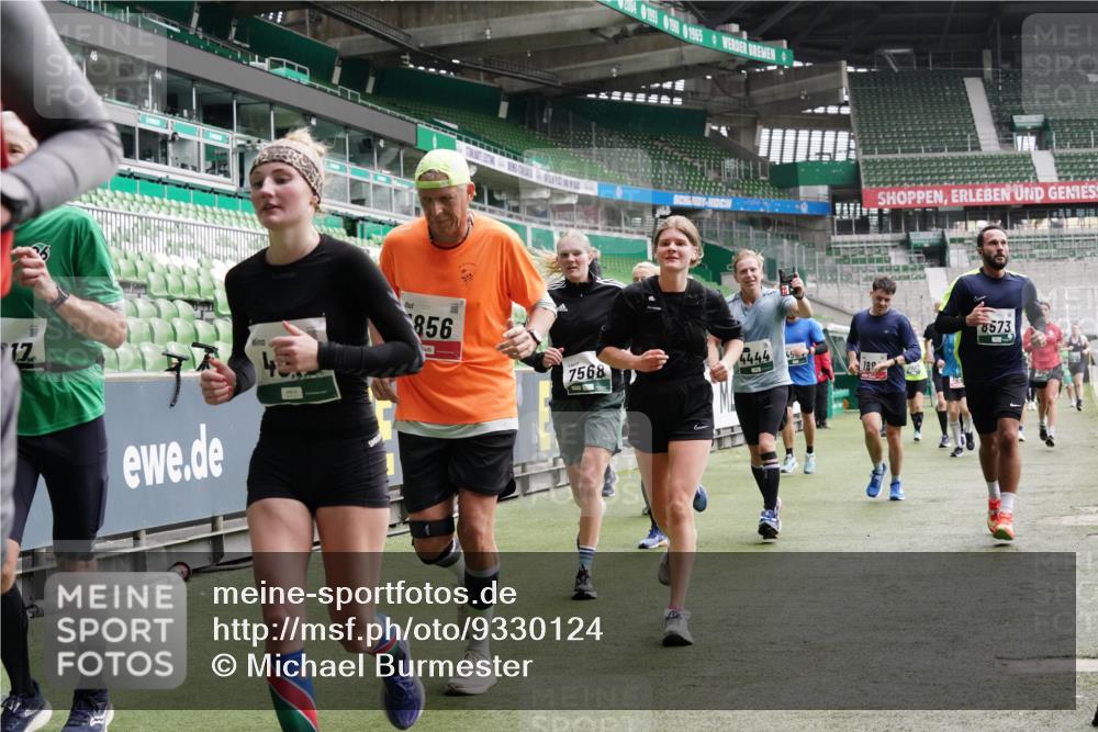 05.10.2025 - 20. swb-Marathon Bremen Michael Burmester http://msf.ph/oto/9330124 05.10.2025 13:02:03 Laufen im Stadion 152, 428, 493, 546, 672, 772, 843, 921, 979, 1030, 1256, 1348, 1361, 1452, 1732, 1744, 1759, 1856, 1893, 1899, 1924, 1933, 1996, 2096, 2102, 2143, 2245, 2272, 2306, 2433, 2555, 2565, 2774, 2796, 2910, 2912, 2918, 2991, 3053, 3206, 3208, 3217, 3387, 3525, 3526, 3662, 3663, 3673, 3861, 3877, 3926, 3930, 4017, 4018, 4086, 4129, 4364, 4409, 4444, 4477, 4564, 4618, 4688, 4705, 4847, 4882, 4947, 4980, 4985, 5309, 5557, 5570, 5580, 5652, 5731, 5893, 5934, 6157, 6328, 6382, 58, 440 meine-sportfotos.de