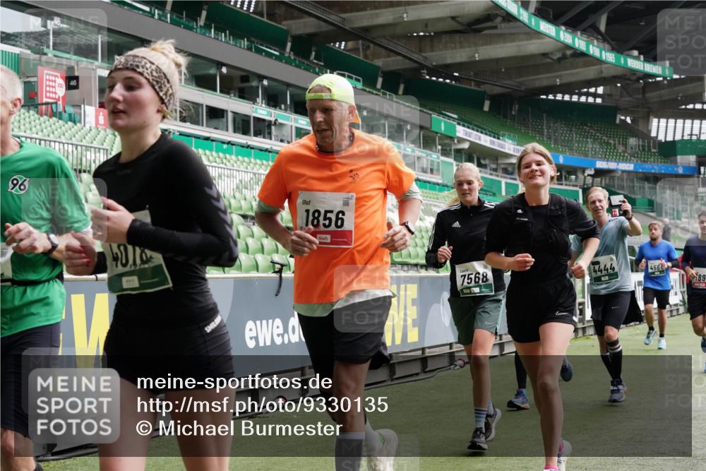 05.10.2025 - 20. swb-Marathon Bremen Michael Burmester http://msf.ph/oto/9330135 05.10.2025 13:02:04 Laufen im Stadion 152, 428, 493, 546, 672, 772, 843, 921, 979, 1030, 1256, 1348, 1361, 1452, 1732, 1744, 1759, 1856, 1893, 1899, 1924, 1933, 1996, 2096, 2102, 2143, 2245, 2272, 2306, 2433, 2555, 2565, 2774, 2796, 2910, 2912, 2918, 2991, 3053, 3206, 3208, 3217, 3387, 3525, 3526, 3662, 3663, 3673, 3861, 3877, 3926, 3930, 4017, 4018, 4086, 4129, 4364, 4409, 4444, 4477, 4564, 4618, 4688, 4705, 4847, 4882, 4947, 4980, 4985, 5309, 5557, 5570, 5580, 5652, 5731, 5893, 5934, 6157, 6328, 6382, 58, 440 meine-sportfotos.de