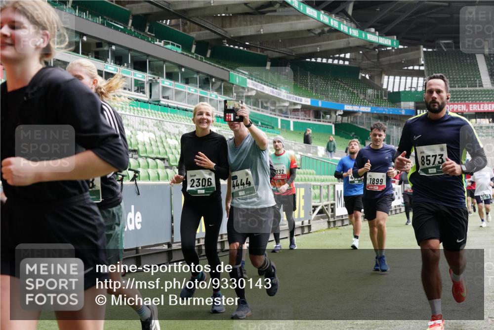 05.10.2025 - 20. swb-Marathon Bremen Michael Burmester http://msf.ph/oto/9330143 05.10.2025 13:02:05 Laufen im Stadion 152, 428, 493, 546, 672, 772, 843, 921, 979, 1030, 1256, 1348, 1361, 1452, 1732, 1744, 1759, 1856, 1893, 1899, 1924, 1933, 1996, 2096, 2102, 2143, 2245, 2272, 2306, 2555, 2565, 2774, 2796, 2910, 2912, 2918, 2991, 3053, 3206, 3208, 3217, 3387, 3525, 3526, 3662, 3663, 3673, 3861, 3877, 3926, 3930, 4017, 4018, 4086, 4129, 4364, 4409, 4444, 4477, 4481, 4564, 4618, 4688, 4705, 4847, 4882, 4947, 4980, 4985, 5309, 5557, 5570, 5580, 5652, 5731, 5893, 5934, 6157, 6328, 6382, 58, 440 meine-sportfotos.de
