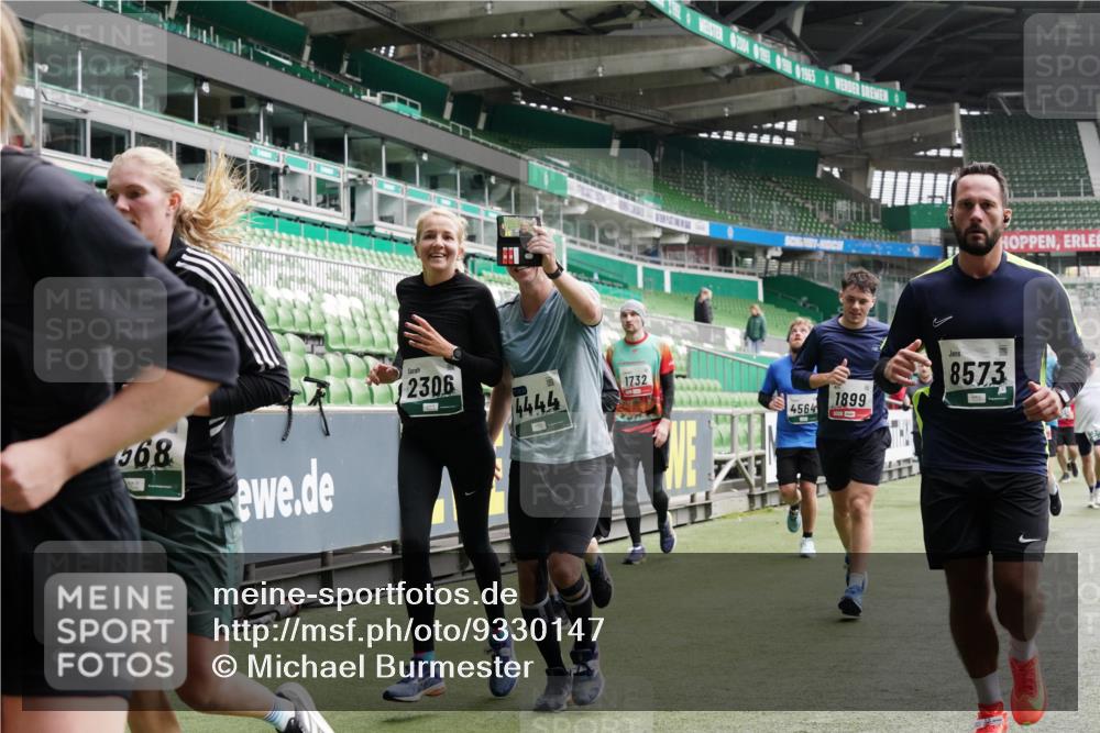 05.10.2025 - 20. swb-Marathon Bremen Michael Burmester http://msf.ph/oto/9330147 05.10.2025 13:02:05 Laufen im Stadion 152, 428, 493, 546, 672, 772, 843, 921, 979, 1030, 1256, 1348, 1361, 1452, 1732, 1744, 1759, 1856, 1893, 1899, 1924, 1933, 1996, 2096, 2102, 2143, 2245, 2272, 2306, 2555, 2565, 2774, 2796, 2910, 2912, 2918, 2991, 3053, 3206, 3208, 3217, 3387, 3525, 3526, 3662, 3663, 3673, 3861, 3877, 3926, 3930, 4017, 4018, 4086, 4129, 4364, 4409, 4444, 4477, 4481, 4564, 4618, 4688, 4705, 4847, 4882, 4947, 4980, 4985, 5309, 5557, 5570, 5580, 5652, 5731, 5893, 5934, 6157, 6328, 6382, 58, 440 meine-sportfotos.de