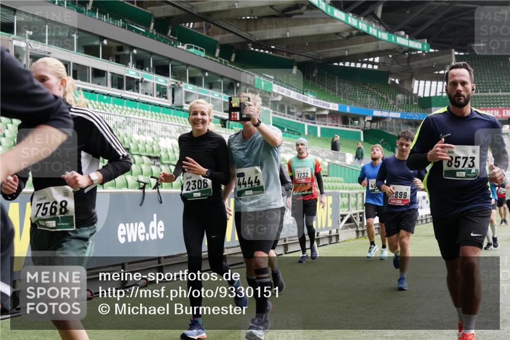 05.10.2025 - 20. swb-Marathon Bremen Michael Burmester http://msf.ph/oto/9330151 05.10.2025 13:02:05 Laufen im Stadion 152, 428, 493, 546, 672, 772, 843, 921, 979, 1030, 1256, 1348, 1361, 1452, 1732, 1744, 1759, 1856, 1893, 1899, 1924, 1933, 1996, 2096, 2102, 2143, 2245, 2272, 2306, 2555, 2565, 2774, 2796, 2910, 2912, 2918, 2991, 3053, 3206, 3208, 3217, 3387, 3525, 3526, 3662, 3663, 3673, 3861, 3877, 3926, 3930, 4017, 4018, 4086, 4129, 4364, 4409, 4444, 4477, 4481, 4564, 4618, 4688, 4705, 4847, 4882, 4947, 4980, 4985, 5309, 5557, 5570, 5580, 5652, 5731, 5893, 5934, 6157, 6328, 6382, 58, 440 meine-sportfotos.de