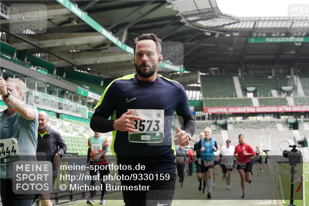 05.10.2025 - 20. swb-Marathon Bremen Michael Burmester http://msf.ph/oto/9330159 05.10.2025 13:02:06 Laufen im Stadion 152, 428, 493, 546, 672, 772, 843, 921, 979, 1030, 1256, 1348, 1361, 1452, 1732, 1744, 1759, 1856, 1893, 1899, 1924, 1933, 1996, 2096, 2102, 2143, 2245, 2272, 2306, 2555, 2565, 2774, 2796, 2910, 2912, 2918, 2991, 3053, 3206, 3208, 3217, 3387, 3525, 3526, 3662, 3663, 3673, 3861, 3926, 3930, 4017, 4018, 4086, 4129, 4364, 4409, 4444, 4477, 4481, 4564, 4618, 4688, 4705, 4847, 4882, 4947, 4980, 4985, 5309, 5557, 5570, 5580, 5652, 5731, 5893, 5934, 6157, 6328, 6382, 58, 440 meine-sportfotos.de