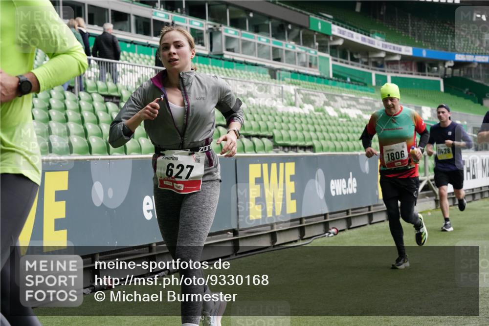 05.10.2025 - 20. swb-Marathon Bremen Michael Burmester http://msf.ph/oto/9330168 05.10.2025 13:00:09 Laufen im Stadion 47, 99, 226, 271, 283, 491, 498, 575, 627, 694, 860, 954, 978, 1116, 1471, 1525, 1548, 1606, 1806, 2007, 2504, 2518, 2609, 2745, 2782, 2866, 2915, 3040, 3086, 3087, 3104, 3160, 3169, 3177, 3230, 3237, 3293, 3549, 3592, 3605, 3783, 4034, 4035, 4046, 4181, 4202, 4220, 4380, 4536, 4592, 4661, 4824, 4879, 5493, 5627, 6126, 6208, 6389, 6439, 6536, 6636, 6674, 6704, 6762, 6881, 7295, 7307, 7398, 7421, 7537, 7598, 7679, 8258, 8372, 8699, 8981, 9072, 27, 807, 1043, 1516, 1598 meine-sportfotos.de