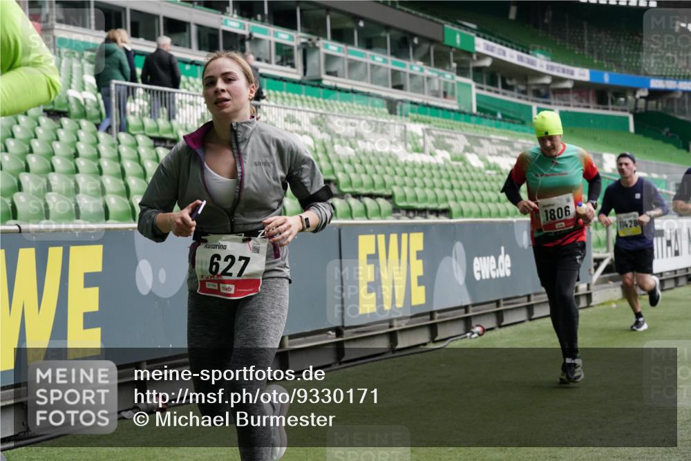05.10.2025 - 20. swb-Marathon Bremen Michael Burmester http://msf.ph/oto/9330171 05.10.2025 13:00:09 Laufen im Stadion 47, 99, 226, 271, 283, 491, 498, 575, 627, 694, 860, 954, 978, 1116, 1471, 1525, 1548, 1606, 1806, 2007, 2504, 2518, 2609, 2745, 2782, 2866, 2915, 3040, 3086, 3087, 3104, 3160, 3169, 3177, 3230, 3237, 3293, 3549, 3592, 3605, 3783, 4034, 4035, 4046, 4181, 4202, 4220, 4380, 4536, 4592, 4661, 4824, 4879, 5493, 5627, 6126, 6208, 6389, 6439, 6536, 6636, 6674, 6704, 6762, 6881, 7295, 7307, 7398, 7421, 7537, 7598, 7679, 8258, 8372, 8699, 8981, 9072, 27, 807, 1043, 1516, 1598 meine-sportfotos.de