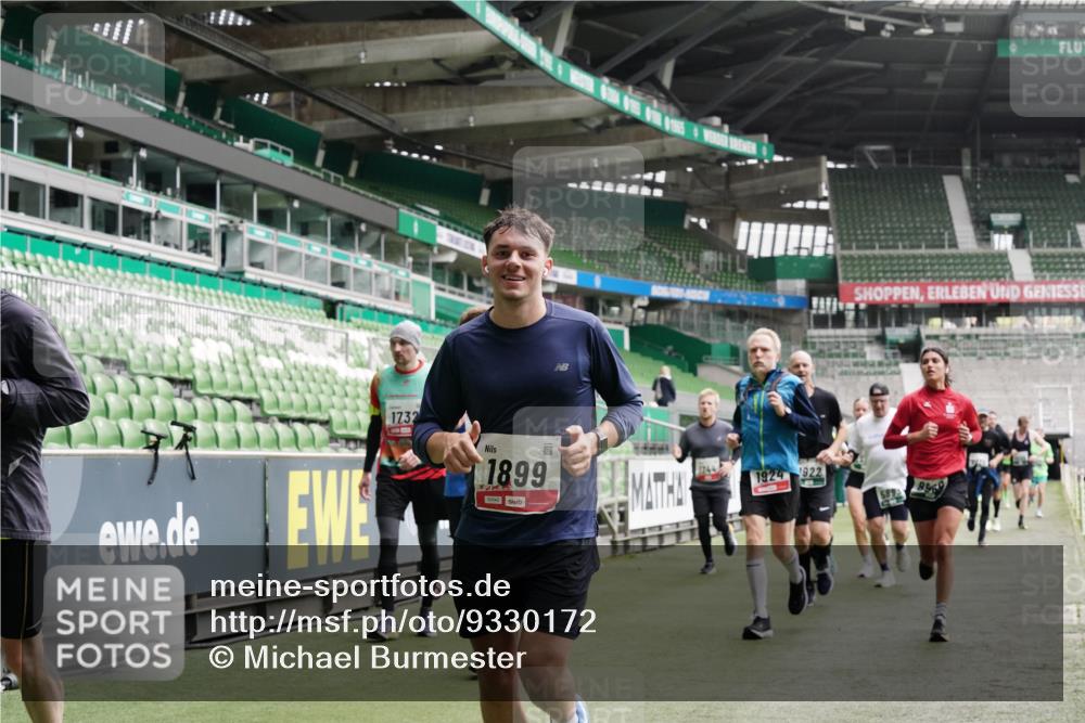 05.10.2025 - 20. swb-Marathon Bremen Michael Burmester http://msf.ph/oto/9330172 05.10.2025 13:02:07 Laufen im Stadion 152, 428, 493, 546, 672, 772, 843, 921, 979, 1030, 1256, 1348, 1361, 1452, 1732, 1744, 1759, 1856, 1893, 1899, 1924, 1933, 1996, 2096, 2102, 2143, 2245, 2272, 2306, 2555, 2565, 2774, 2796, 2910, 2912, 2918, 2991, 3053, 3206, 3208, 3217, 3387, 3525, 3526, 3662, 3663, 3673, 3861, 3926, 3930, 4017, 4018, 4086, 4129, 4364, 4409, 4444, 4464, 4477, 4481, 4564, 4618, 4688, 4705, 4847, 4882, 4947, 4980, 4985, 5309, 5557, 5570, 5580, 5652, 5731, 5893, 5934, 6157, 6328, 6382, 58, 440 meine-sportfotos.de