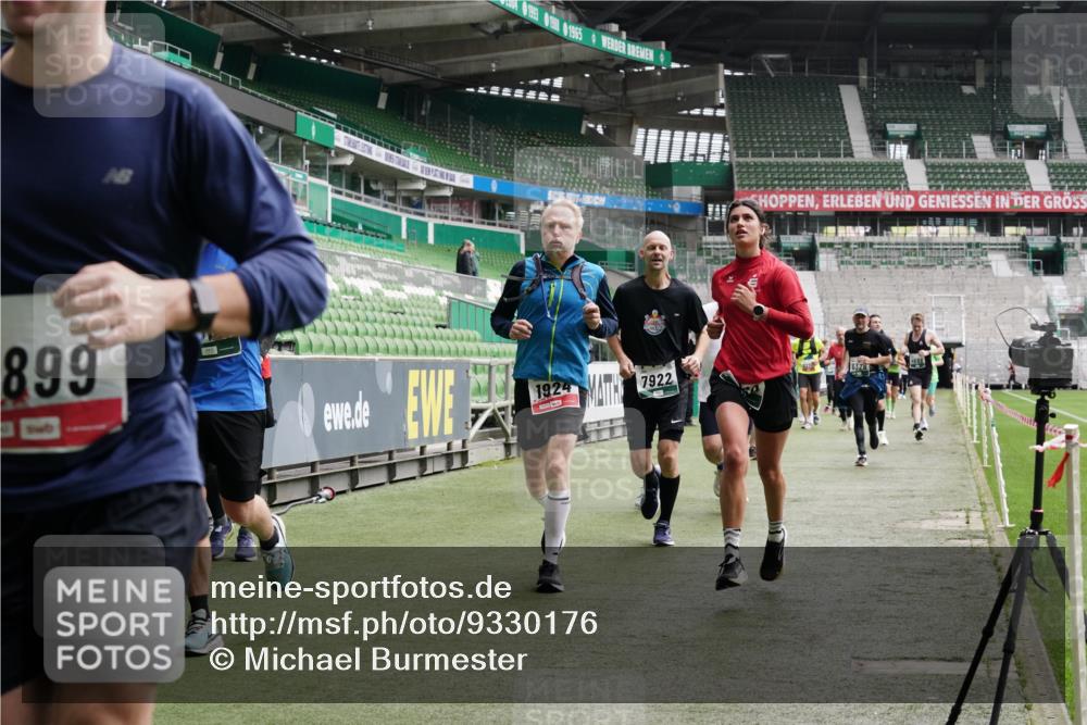 05.10.2025 - 20. swb-Marathon Bremen Michael Burmester http://msf.ph/oto/9330176 05.10.2025 13:02:08 Laufen im Stadion 152, 428, 493, 546, 672, 772, 843, 921, 979, 1030, 1256, 1348, 1361, 1452, 1732, 1744, 1759, 1856, 1899, 1924, 1933, 1996, 2096, 2102, 2143, 2245, 2272, 2306, 2555, 2565, 2774, 2796, 2910, 2912, 2918, 2991, 3053, 3206, 3208, 3217, 3387, 3525, 3526, 3662, 3663, 3673, 3861, 3926, 3930, 4017, 4018, 4086, 4129, 4364, 4409, 4444, 4464, 4477, 4481, 4564, 4618, 4688, 4705, 4847, 4882, 4947, 4980, 4985, 5309, 5557, 5570, 5580, 5652, 5731, 5893, 5934, 6157, 6328, 6382, 58, 440 meine-sportfotos.de