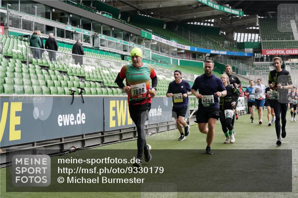 05.10.2025 - 20. swb-Marathon Bremen Michael Burmester http://msf.ph/oto/9330179 05.10.2025 13:00:09 Laufen im Stadion 47, 99, 226, 271, 283, 491, 498, 575, 627, 694, 860, 954, 978, 1116, 1471, 1525, 1548, 1606, 1806, 2007, 2504, 2518, 2609, 2745, 2782, 2866, 2915, 3040, 3086, 3087, 3104, 3160, 3169, 3177, 3230, 3237, 3293, 3549, 3592, 3605, 3783, 4034, 4035, 4046, 4181, 4202, 4220, 4380, 4536, 4592, 4661, 4824, 4879, 5493, 5627, 6126, 6208, 6389, 6439, 6536, 6636, 6674, 6704, 6762, 6881, 7295, 7307, 7398, 7421, 7537, 7598, 7679, 8258, 8372, 8699, 8981, 9072, 27, 807, 1043, 1516, 1598 meine-sportfotos.de