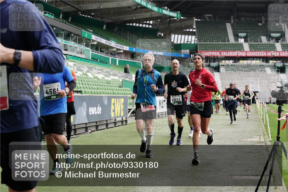 05.10.2025 - 20. swb-Marathon Bremen Michael Burmester http://msf.ph/oto/9330180 05.10.2025 13:02:08 Laufen im Stadion 152, 428, 493, 546, 672, 772, 843, 921, 979, 1030, 1256, 1348, 1361, 1452, 1732, 1744, 1759, 1856, 1899, 1924, 1933, 1996, 2096, 2102, 2143, 2245, 2272, 2306, 2555, 2565, 2774, 2796, 2910, 2912, 2918, 2991, 3053, 3206, 3208, 3217, 3387, 3525, 3526, 3662, 3663, 3673, 3861, 3926, 3930, 4017, 4018, 4086, 4129, 4364, 4409, 4444, 4464, 4477, 4481, 4564, 4618, 4688, 4705, 4847, 4882, 4947, 4980, 4985, 5309, 5557, 5570, 5580, 5652, 5731, 5893, 5934, 6157, 6328, 6382, 58, 440 meine-sportfotos.de