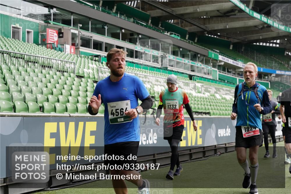 05.10.2025 - 20. swb-Marathon Bremen Michael Burmester http://msf.ph/oto/9330187 05.10.2025 13:02:09 Laufen im Stadion 152, 428, 493, 546, 672, 729, 772, 843, 921, 979, 1030, 1256, 1348, 1361, 1452, 1732, 1744, 1759, 1856, 1899, 1924, 1933, 1996, 2096, 2102, 2143, 2245, 2272, 2306, 2555, 2565, 2774, 2796, 2910, 2912, 2918, 2991, 3053, 3206, 3208, 3217, 3525, 3526, 3662, 3663, 3673, 3861, 3926, 3930, 4017, 4018, 4086, 4129, 4364, 4409, 4444, 4464, 4477, 4481, 4564, 4618, 4688, 4705, 4817, 4847, 4882, 4947, 4980, 4985, 5309, 5557, 5570, 5580, 5652, 5731, 5893, 5934, 6157, 6328, 6382, 440 meine-sportfotos.de