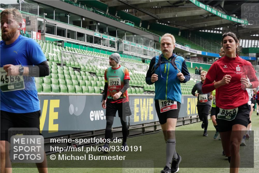 05.10.2025 - 20. swb-Marathon Bremen Michael Burmester http://msf.ph/oto/9330191 05.10.2025 13:02:09 Laufen im Stadion 152, 428, 493, 546, 672, 729, 772, 843, 921, 979, 1030, 1256, 1348, 1361, 1452, 1732, 1744, 1759, 1856, 1899, 1924, 1933, 1996, 2096, 2102, 2143, 2245, 2272, 2306, 2555, 2565, 2774, 2796, 2910, 2912, 2918, 2991, 3053, 3206, 3208, 3217, 3525, 3526, 3662, 3663, 3673, 3861, 3926, 3930, 4017, 4018, 4086, 4129, 4364, 4409, 4444, 4464, 4477, 4481, 4564, 4618, 4688, 4705, 4817, 4847, 4882, 4947, 4980, 4985, 5309, 5557, 5570, 5580, 5652, 5731, 5893, 5934, 6157, 6328, 6382, 440 meine-sportfotos.de