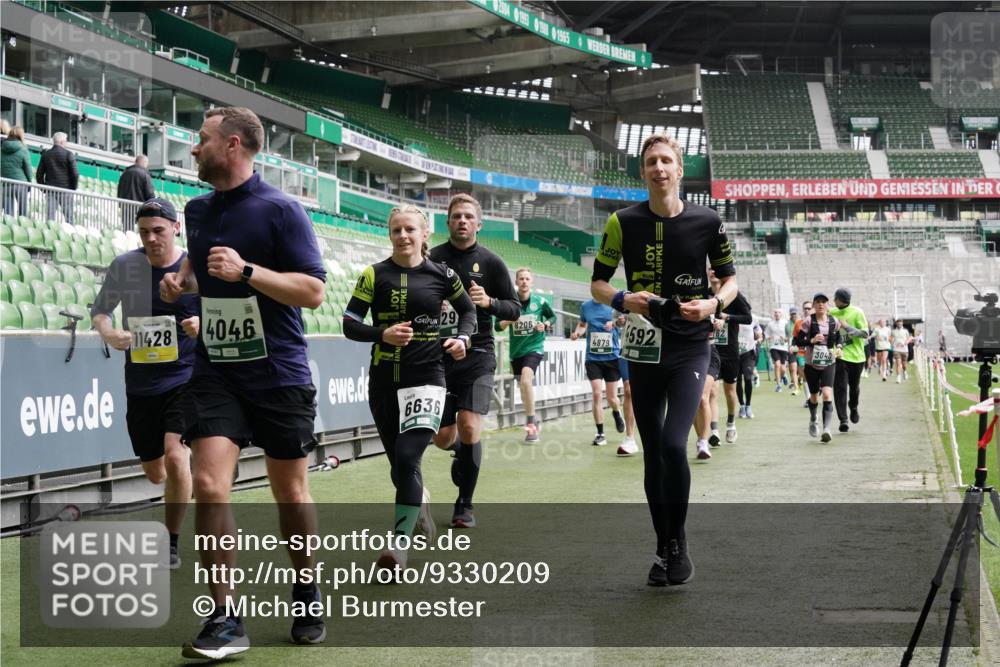 05.10.2025 - 20. swb-Marathon Bremen Michael Burmester http://msf.ph/oto/9330209 05.10.2025 13:00:11 Laufen im Stadion 47, 99, 226, 271, 283, 491, 498, 575, 627, 694, 860, 954, 978, 1017, 1116, 1471, 1525, 1548, 1606, 1806, 2007, 2504, 2518, 2609, 2745, 2782, 2866, 2915, 3040, 3086, 3087, 3104, 3160, 3169, 3177, 3230, 3237, 3293, 3549, 3592, 3605, 3783, 4034, 4035, 4046, 4181, 4202, 4220, 4380, 4536, 4592, 4661, 4824, 4879, 5493, 5610, 5627, 6126, 6208, 6389, 6439, 6536, 6636, 6674, 6704, 6762, 6881, 7295, 7307, 7421, 7537, 7598, 7679, 8258, 8372, 8699, 8981, 9072, 27, 807, 1043, 1516, 1598 meine-sportfotos.de