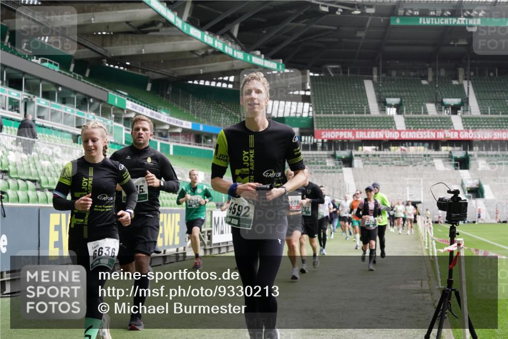 05.10.2025 - 20. swb-Marathon Bremen Michael Burmester http://msf.ph/oto/9330213 05.10.2025 13:00:12 Laufen im Stadion 47, 99, 226, 271, 283, 491, 498, 575, 627, 694, 860, 954, 978, 1017, 1116, 1471, 1525, 1548, 1606, 1806, 2007, 2504, 2518, 2609, 2745, 2782, 2866, 2915, 3040, 3086, 3087, 3104, 3160, 3169, 3177, 3230, 3237, 3293, 3549, 3592, 3605, 3783, 4034, 4035, 4046, 4181, 4202, 4220, 4536, 4592, 4661, 4824, 4879, 5493, 5610, 5627, 6126, 6208, 6389, 6439, 6536, 6636, 6674, 6704, 6762, 6881, 7295, 7307, 7421, 7537, 7598, 7679, 8258, 8372, 8699, 8981, 9072, 27, 807, 1043, 1516, 1598 meine-sportfotos.de