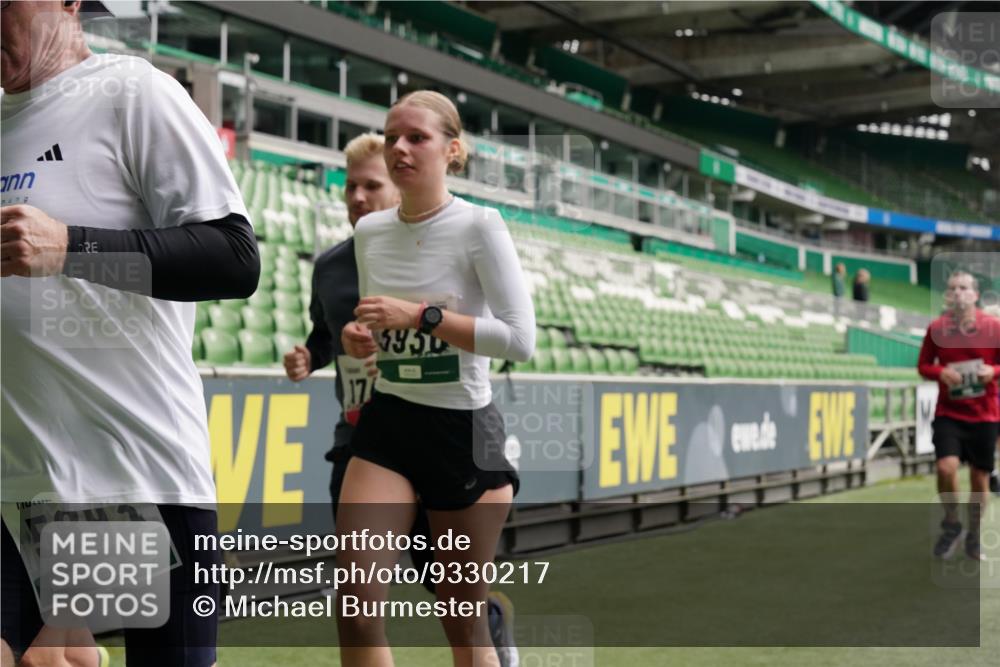 05.10.2025 - 20. swb-Marathon Bremen Michael Burmester http://msf.ph/oto/9330217 05.10.2025 13:02:12 Laufen im Stadion 97, 152, 428, 493, 518, 546, 672, 729, 772, 843, 921, 979, 1030, 1256, 1348, 1361, 1452, 1704, 1732, 1744, 1759, 1856, 1899, 1924, 1933, 1996, 2096, 2143, 2245, 2272, 2306, 2555, 2565, 2774, 2796, 2910, 2912, 2991, 3053, 3206, 3208, 3217, 3525, 3526, 3673, 3861, 3926, 3930, 4017, 4018, 4086, 4129, 4364, 4409, 4444, 4464, 4477, 4481, 4564, 4688, 4705, 4817, 4847, 4882, 4947, 4980, 4985, 5309, 5557, 5570, 5580, 5652, 5731, 5893, 5934, 6157, 6325, 6328, 6382, 7217, 152 meine-sportfotos.de