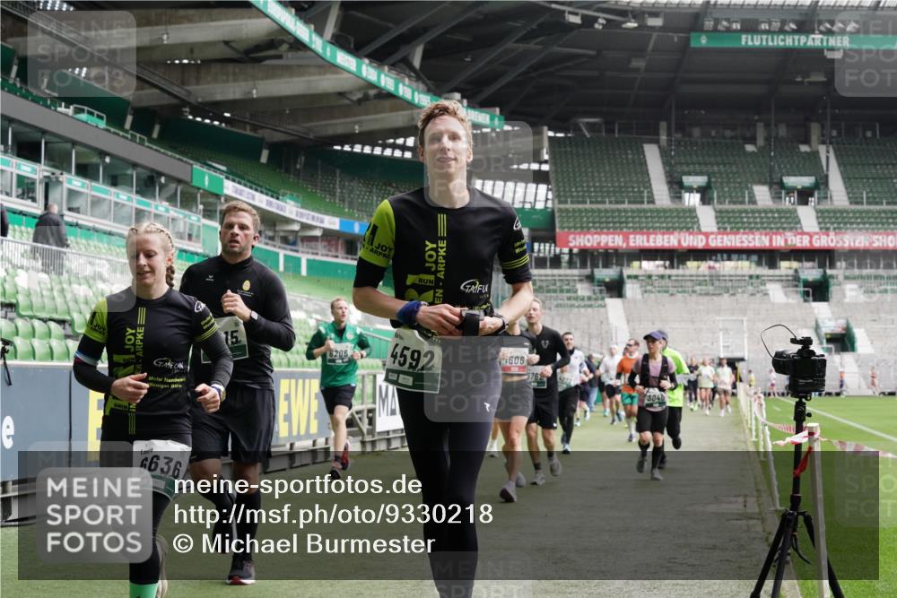 05.10.2025 - 20. swb-Marathon Bremen Michael Burmester http://msf.ph/oto/9330218 05.10.2025 13:00:12 Laufen im Stadion 47, 99, 226, 271, 283, 491, 498, 575, 627, 694, 860, 954, 978, 1017, 1116, 1471, 1525, 1548, 1606, 1806, 2007, 2504, 2518, 2609, 2745, 2782, 2866, 2915, 3040, 3086, 3087, 3104, 3160, 3169, 3177, 3230, 3237, 3293, 3549, 3592, 3605, 3783, 4034, 4035, 4046, 4181, 4202, 4220, 4536, 4592, 4661, 4824, 4879, 5493, 5610, 5627, 6126, 6208, 6389, 6439, 6536, 6636, 6674, 6704, 6762, 6881, 7295, 7307, 7421, 7537, 7598, 7679, 8258, 8372, 8699, 8981, 9072, 27, 807, 1043, 1516, 1598 meine-sportfotos.de
