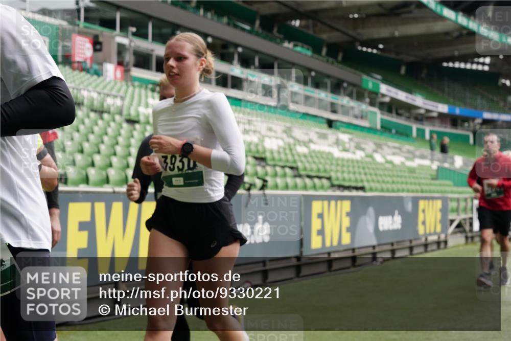 05.10.2025 - 20. swb-Marathon Bremen Michael Burmester http://msf.ph/oto/9330221 05.10.2025 13:02:12 Laufen im Stadion 97, 152, 428, 493, 518, 546, 672, 729, 772, 843, 921, 979, 1030, 1256, 1348, 1361, 1452, 1704, 1732, 1744, 1759, 1856, 1899, 1924, 1933, 1996, 2096, 2143, 2245, 2272, 2306, 2555, 2565, 2774, 2796, 2910, 2912, 2991, 3053, 3206, 3208, 3217, 3525, 3526, 3673, 3861, 3926, 3930, 4017, 4018, 4086, 4129, 4364, 4409, 4444, 4464, 4477, 4481, 4564, 4688, 4705, 4817, 4847, 4882, 4947, 4980, 4985, 5309, 5557, 5570, 5580, 5652, 5731, 5893, 5934, 6157, 6325, 6328, 6382, 7217, 152 meine-sportfotos.de